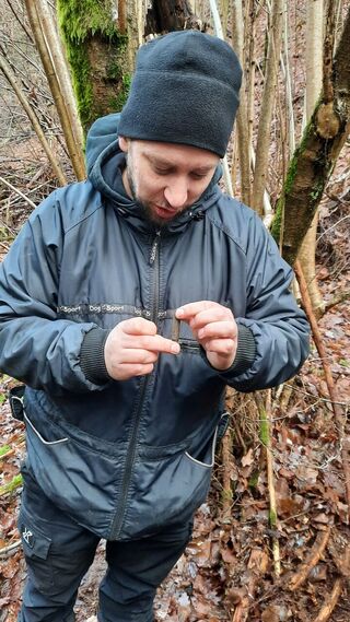 ​Policista David Kolář si prohlíží válečnou nábojnici. Foto: David Horák